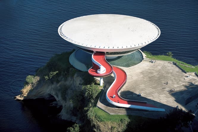 〈ニテロイ現代美術館〉。展覧会ではこの建物をモチーフにしたドキュメンタリーも上映される。