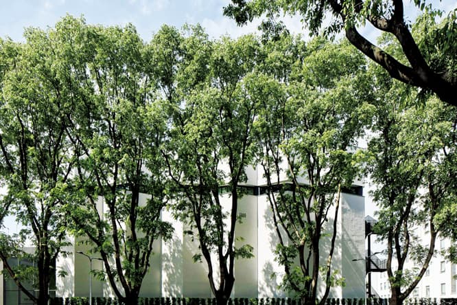 王冠のように建物を取り囲む最上階の窓以外は、本来の構造を極力保持している。