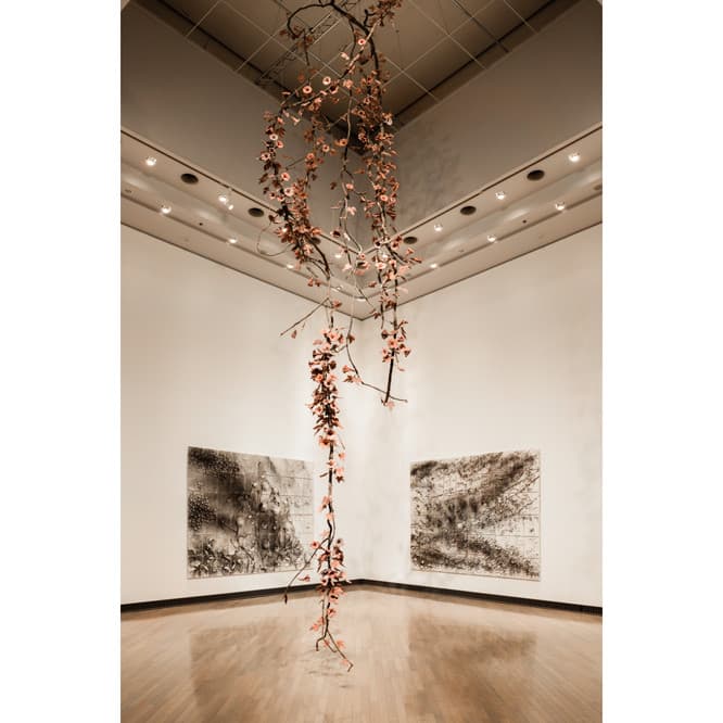 《朝顔》（2015年、陶、藤蔓、鉄、作家蔵）《春夏秋冬》（2014年、火薬、磁器タイル、作家蔵）