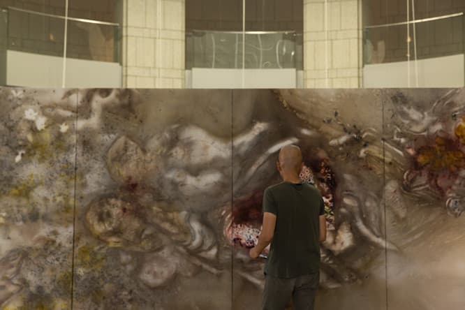 火薬絵画《人生四季：春》（2015年、火薬、カンヴァス、作家蔵）の制作風景