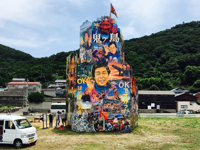 《西浦の塔》は島の人々が古い映画看板ふうのタッチで描かれている。