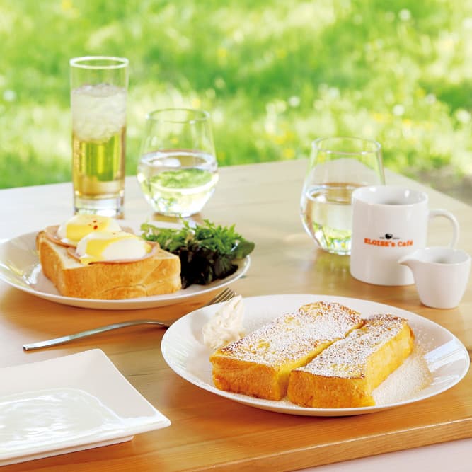 メニューは朝のイメージ。「宣教師が愛したフレンチトースト」980円（右）、「ポーチドエッグトースト」1,280円（左）。