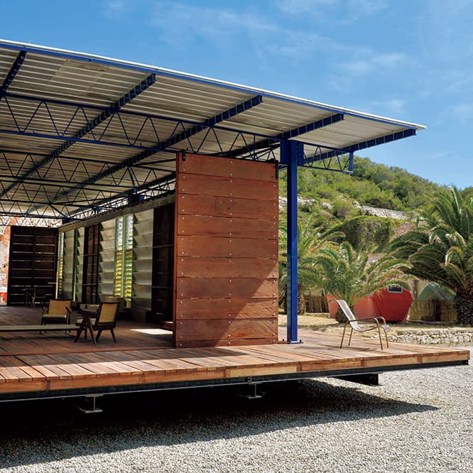 1950年代、プルーヴェが熱帯の住居や学校として開発したプレハブ住宅。当時の仏領であるアフリカでの大量建設が前提だったが、政治やコスト的問題で頓挫。コンゴ、ブラザヴィルモデルが知られる。