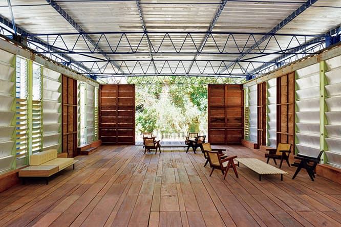 現地では地表にコンクリートを流し建設した〈カメルーンのトロピカルハウス〉を、今回は木の床で再建。