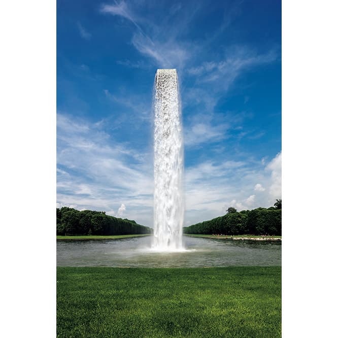 庭の中心軸グラン・カナルに現れた巨大な滝《WATERFALL》。