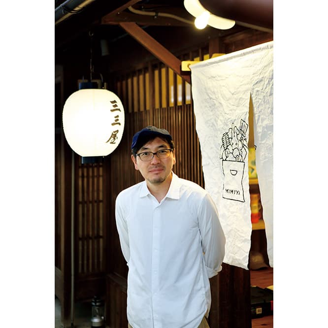 伊藤弘さん。提灯の屋号は清水寺貫主の書から。