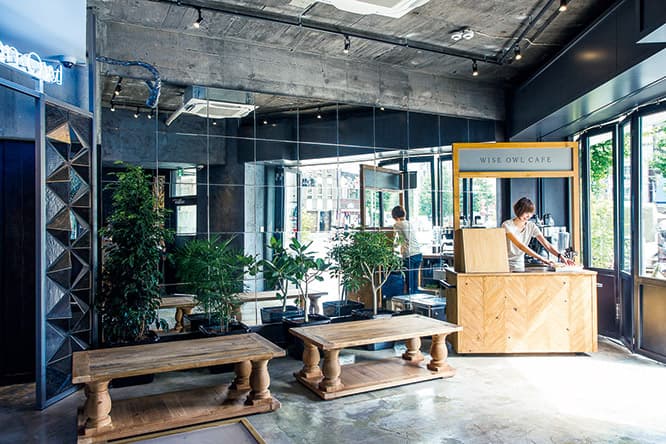 〈OBSCURA COFFEE ROASTERS〉の珈琲豆を使用したコーヒーが楽しめる〈WISE OWL CAFE〉。7時〜18時。