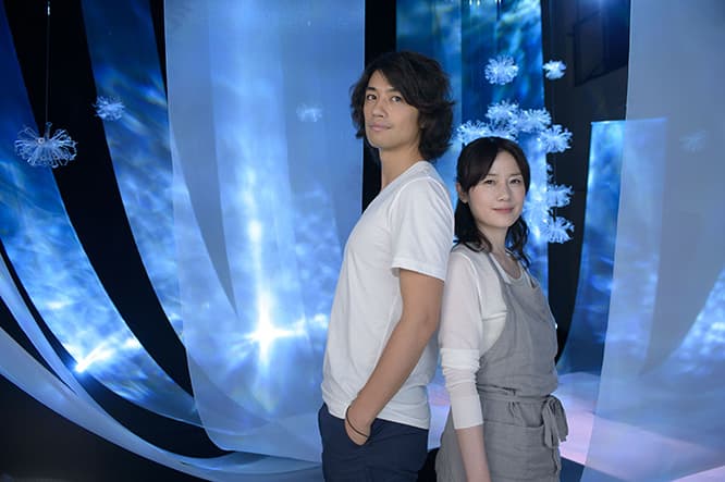 主演の斎藤工と原田知世。背景に写る劇中に登場するインスタレーションも、佐藤オオキがデザインしたもの。