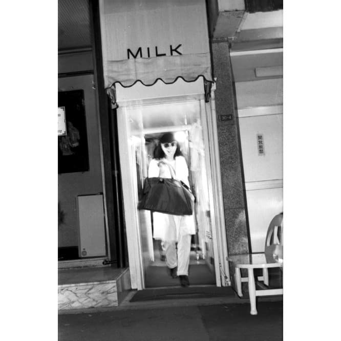 1970年代の〈MILK〉から出てくるスタイリスト。