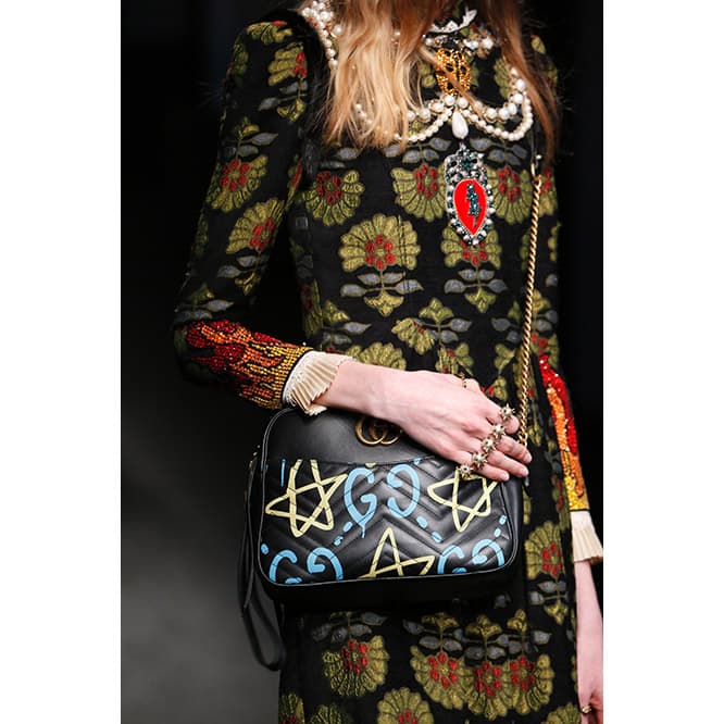 ショルダーバッグ 254,000円。Courtesy of Gucci