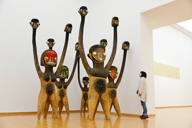 加藤泉《無題》2014年 木、アクリル、ステンレス 高さ362cm、サイズ可変 撮影：佐藤祐介　Courtesy the Artist and Galerie Perrotin ©2014 Izumi Kato