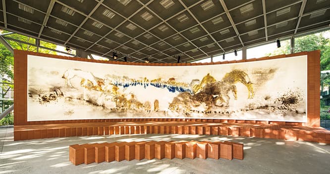 幅18Mに及ぶ壁画のような作品《White Tone》（2016）は、本展のために中国人アーティストの蔡國強が制作。