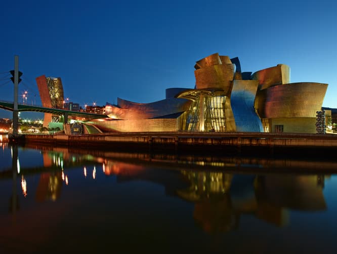 ビルバオ・グッゲンハイム美術館（スペイン・ビルバオ、1997）/ FMGB Guggenheim Bilbao Museoa,2015 photo_Erika Barahona Ede