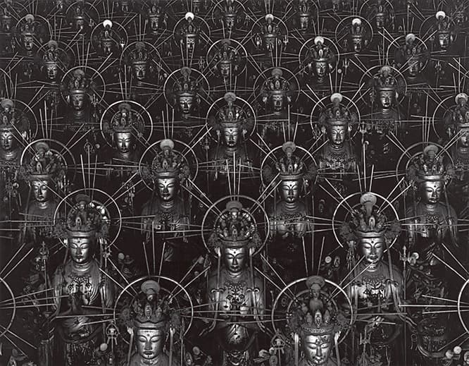 《仏の海》1995年。救いを求めて建立された三十三間堂の千手観音像。