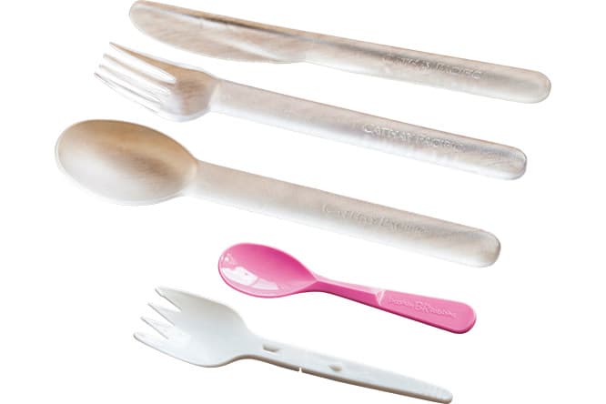 半透明のカトラリーは〈Cathay Pacific〉の機内食用、ピンクは〈Baskin-Robbins〉の試食用、白は〈Polimoon〉のフォークスプーン。