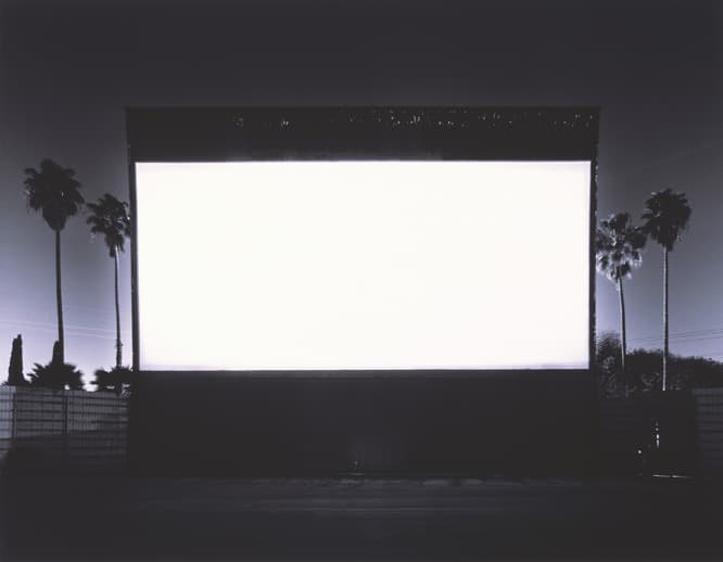 杉本博司「ローズクラン ドライブインシアター、パラマウント」1993年／42×54cm／ゼラチンシルバープリント　©Hiroshi Sugimoto／Deutsche Bank Collection