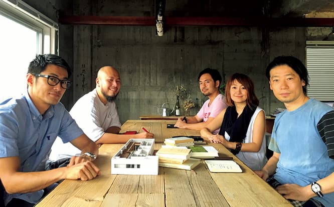 設計は谷尻誠＋吉田愛率いるサポーズデザイン（写真右）。プロデュースはR-SOTRE（写真左）。「本とベッド」というテーマは雑談から生まれた。