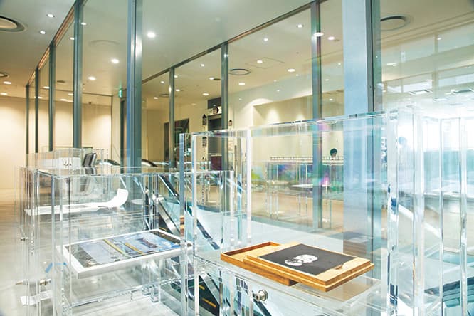 アクリルボックスに入れて展示。