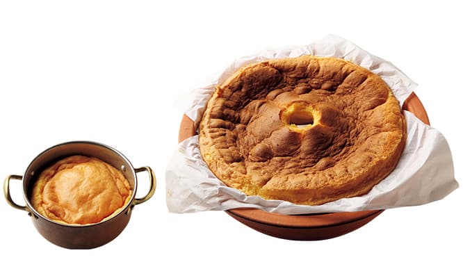 右・ミーニョ地方の大きな素焼き型で焼いたパォンデロー1,800円。オリーブ入りも。
左・エストレマドゥーラ地方とリバテージョ地方の銅鍋で焼いた半熟タイプ450円。