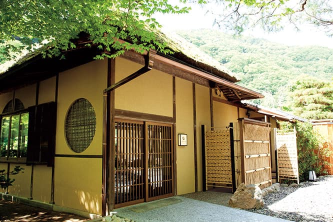 別荘の離れとして1910年に建てられた旧〈八賞軒〉を再生。