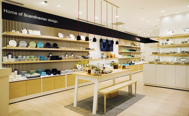ナチュラルのウッド素材を多用し、白と黒を基調にまとめられた店内。