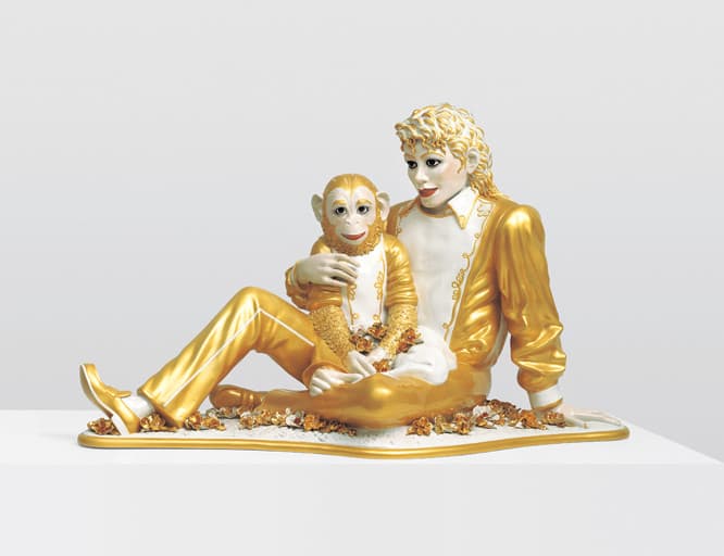 ジェフ・クーンズ《Michael Jackson and Bubbles》1988、磁器、 42x70 1/2x32 1/2 in.　© Jeff Koons　Photo_Douglas M. Parker Studio, L.A.