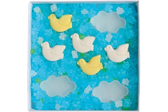 FUKIYOSE店限定の商品《bird》1,300円。金平糖の空に羽ばたく鳥は落雁、雲は琥珀糖。