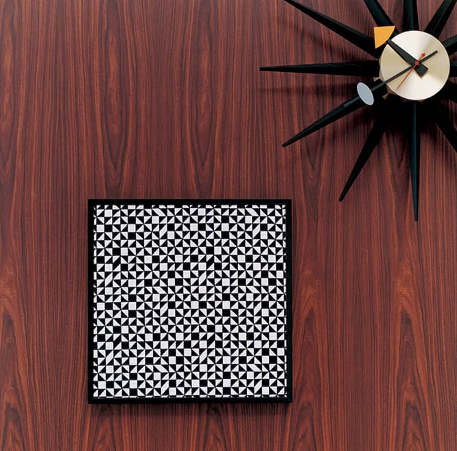 Checker Split by Alexander Girard®, 1965
〈マハラム〉によるアレキサンダー・ジラードの代表的なテキスタイル「チェッカー・スプリット」を使った、12インチ（30.48cm）サイズの正方形マット。この写真のように額装してもよし、小物の下に敷いてもよし。マハラム×カーサ特製タグ付きでお届けします。