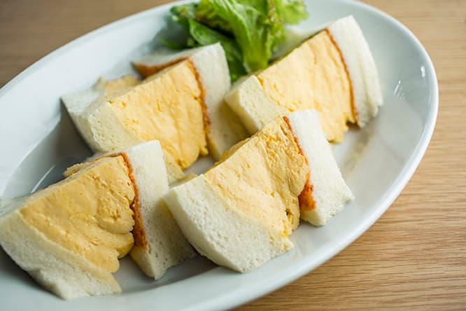 ゲストの約8割が注文する「コロナの玉子サンド」850円。