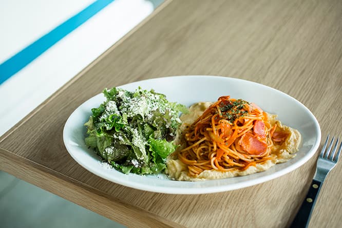 京都の本店では鉄板で登場する「スパゲッティ ナポリタン」900円。