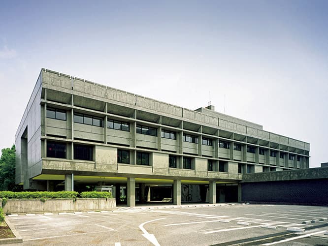 会場の一つ、前川國男設計の〈岡山県天神山文化プラザ〉。1962年開館。ピロティや吹き抜けレリーフなど、当時のモダニズム建築が楽しめる。