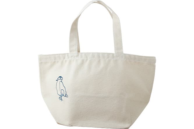 ロゴとイラスト入りのオリジナルトートバッグは3色。1,600円。