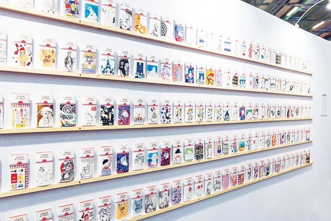 200余りのオリジナルグラフィックを披露したサロン・ド・ショコラでの展示風景。今では各国のアーティストから参加希望が殺到しているという。板チョコパッケージが新しい作品披露の場に？