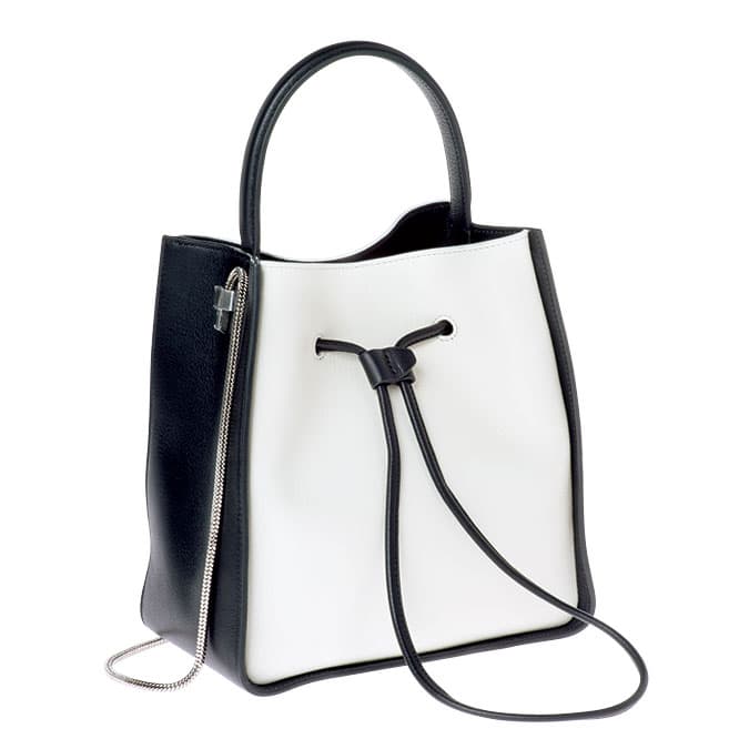 日本限定カラーバッグ145,000円 （3.1 フィリップ リム ジャパン TEL 03 5411 2870）。