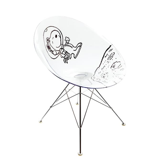 カルテル社のチェア《エロエス》もスヌーピーのイラストがついてハッピーに。150,000円（SPECIAL PRODUCT DESIGN TEL 03 6450 6308）。© 2015 PNTS