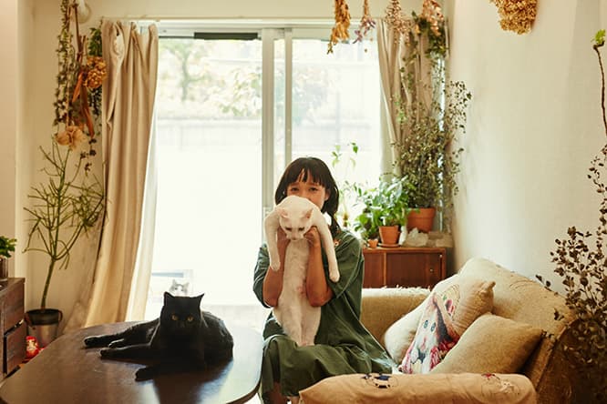 ilove.cat：刺繍作家・小菅くみ×おはぎ、おもち—頼りになる猫という存在