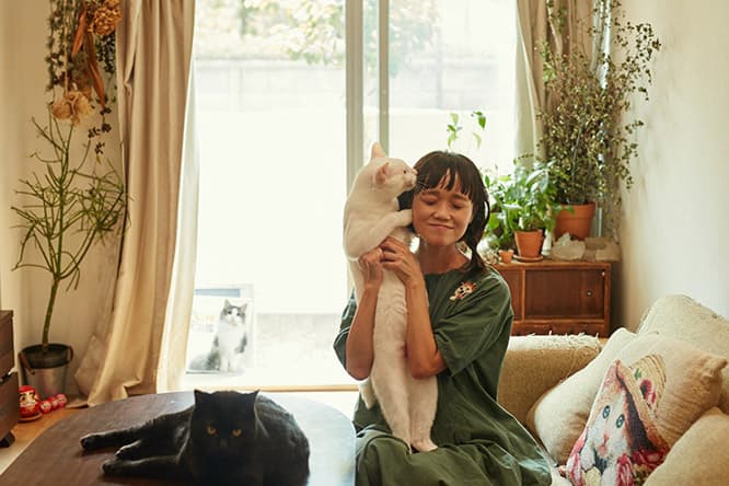 ilove.cat：刺繍作家・小菅くみ×おはぎ、おもち—頼りになる猫という存在