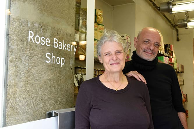 英国の家庭の味を軸に、素材の質の高さにこだわるレシピを作るローズ・カラリーニさんと、彼女を支える夫のジャン＝シャルルさん。