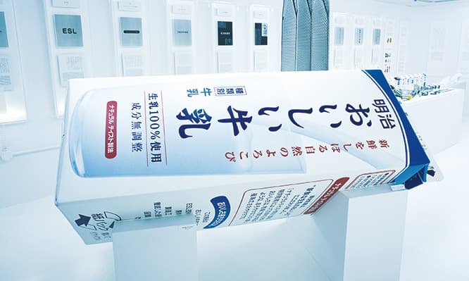 『デザインの解剖4: 明治乳業（現：明治） 明治おいしい牛乳』（2003年8月13日〜9月8日、松屋銀座 デザインギャラリー1953）(Photo_Ayumi Okubo / parade-inc.)　　　