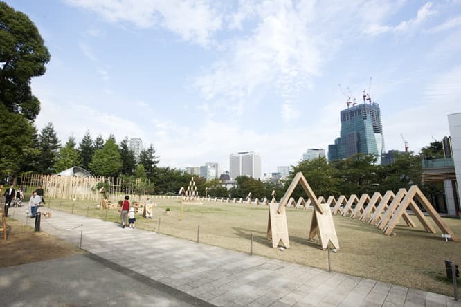 隈研吾がディレクションした「つみきのひろば」。プロダクトデザイナーの鈴木啓太、アーティストのミヤケマイと建築家の佐野文彦、ガーデナーの齊藤太一という3組が手がけるアトラクションも見どころ。