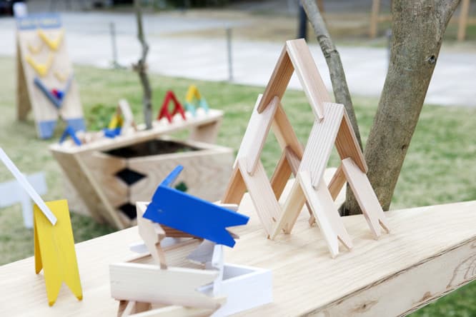隈研吾デザインの〈more trees〉の「つみき」は東京ミッドタウン内のタイム＆スタイルで先行販売中。素材は宮崎県諸塚村の杉の無垢材で、カラーはナチュラルのみ。7ピース4,500円～（税別）。
