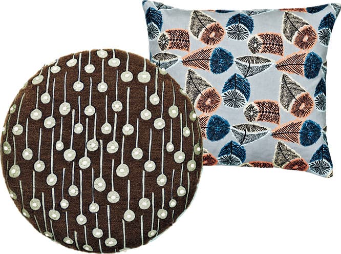 右／《Hana no Mi》クッション19,000円。左／《Pop Rain》丸クッション19,000円。