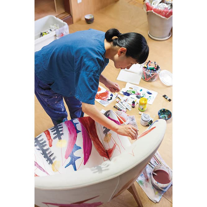 話題の絵本作家、ミロコマチコが手がけるペイントチェア。