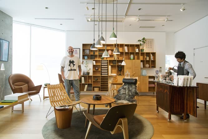 2階で展開している〈CARL HANSEN &amp; SØN ×FUGLEN COLLABORATION LOUNGE〉では、〈フグレン〉と〈ノルウェージャンアイコンズ〉のプロデューサー、ペペ・トルルセン（左）がカール・ハンセン＆サンのアイテムとノルウェーのデザインをミックスしてスタイリングした。