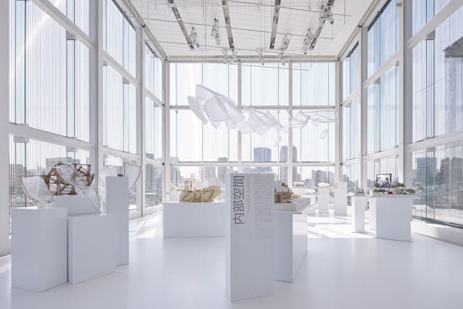 本物はブローニュの森に浮いているけれど、東京の街に浮かぶゲーリーの模型もまた見もの。　© LOUIS VUITTON / YASUHIRO TAKAGI