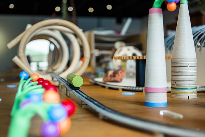 かわいいNゲージの鉄道模型“トラフ号”が走ってます。