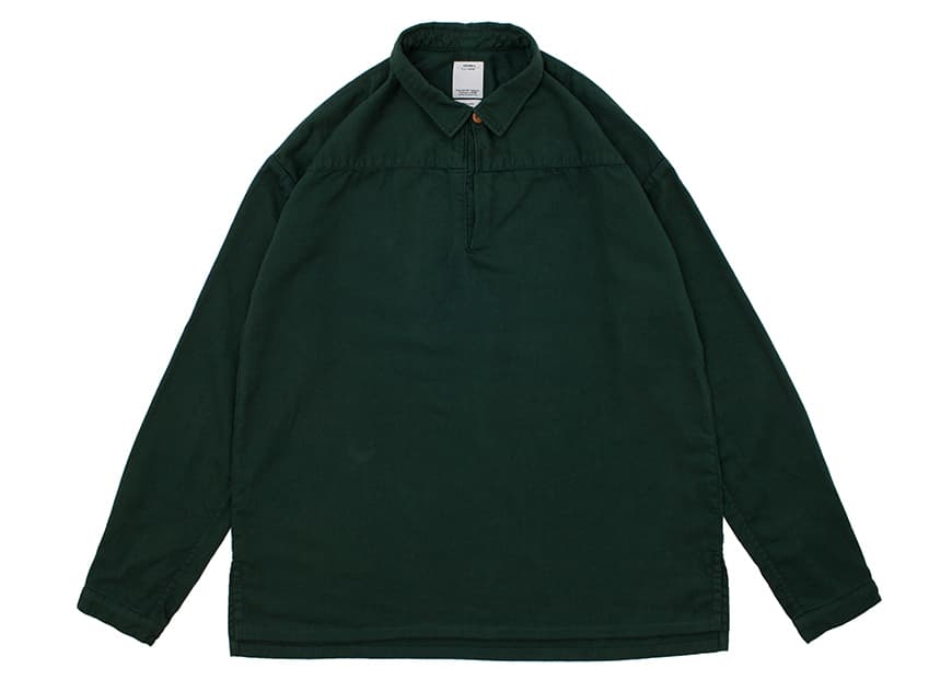〈BIOTOP〉限定アイテムとなるグリーンのプルオーバーシャツ37,000円。