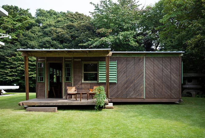 大使公邸の中庭に登場したプレハブ住宅《F 8×8 BCC 組立住宅》。
