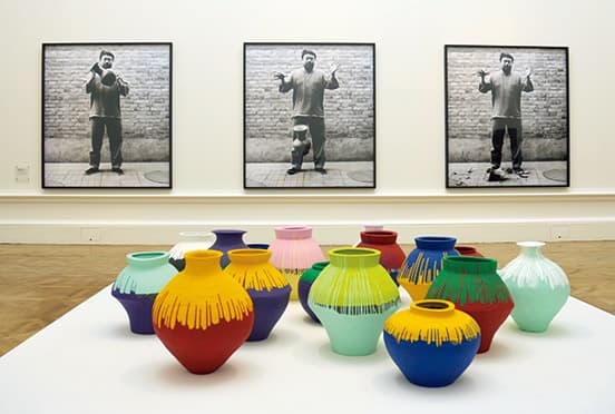 漢時代の花瓶を落とす写真は1995年の作品。手前は同じく漢時代の花瓶をカラフルにペイントした新作。