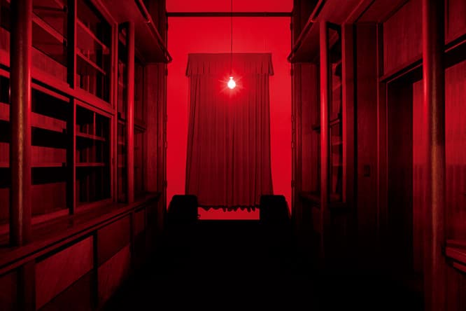 世界中の人々の心臓音を集めている瀬戸内海・豊島の〈心臓音のアーカイブ〉に収められた“誰か”の心臓音が鳴り響き、赤い光が明滅する。生命の象徴である心臓の音は、いつかそれが止まるときを思わせる。
